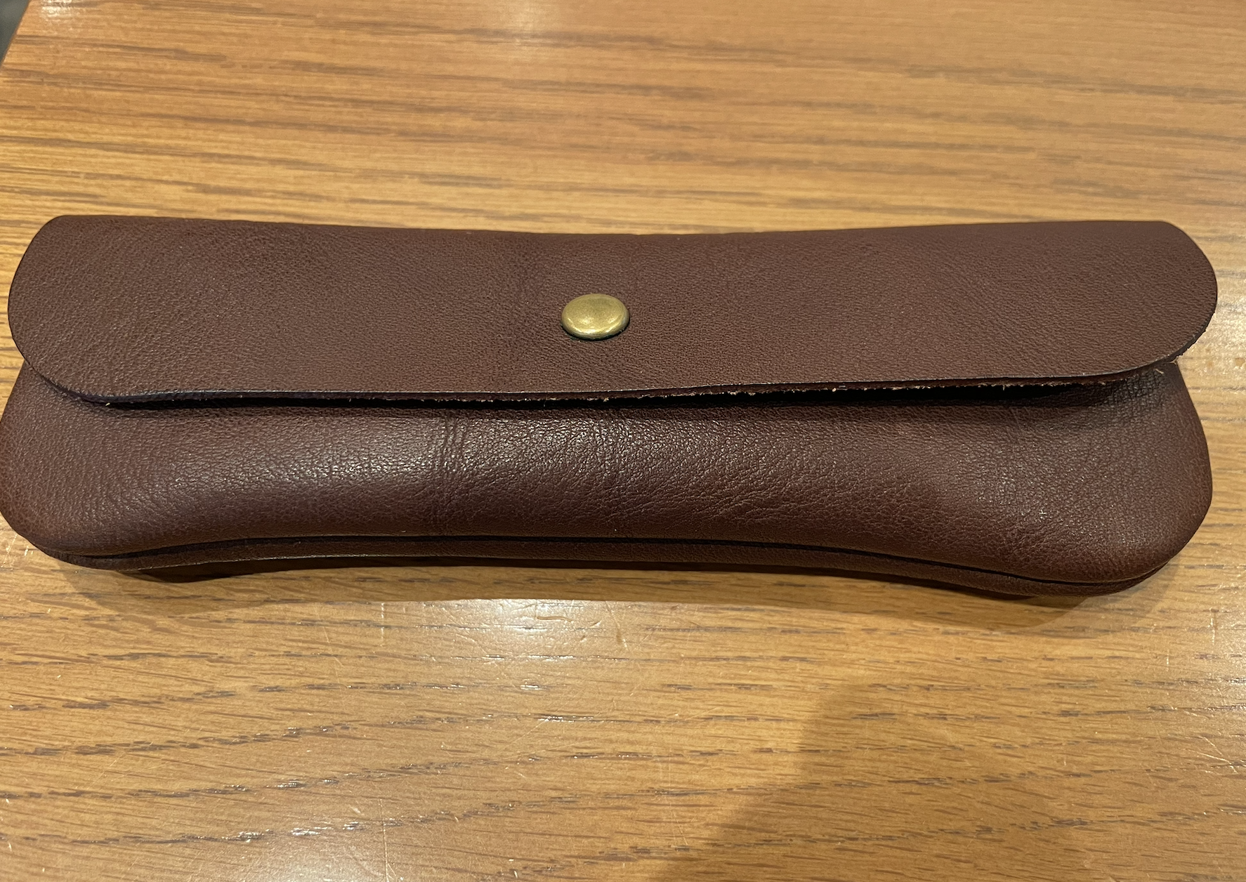 スナップ式の革ペンケース
